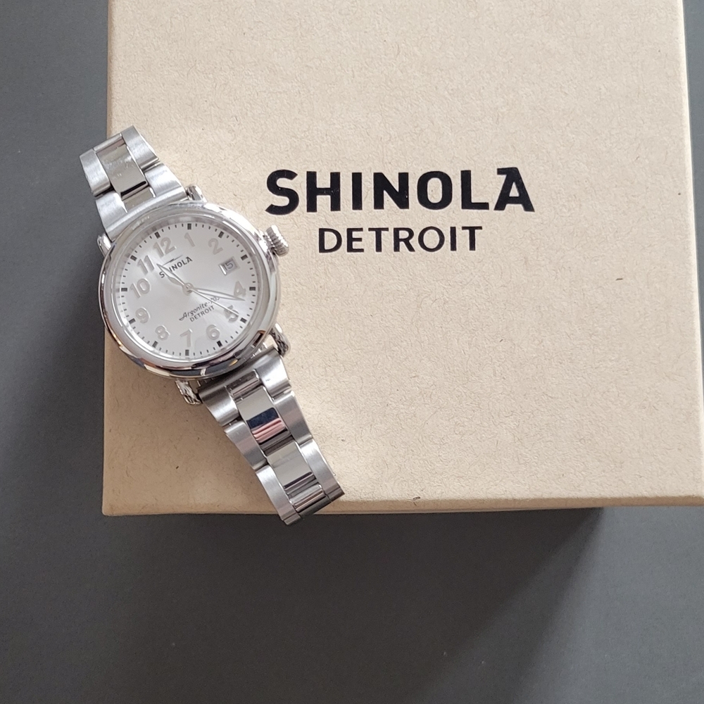 An A+ authentic preloved Shinola link watch with date on face. Comes with box.